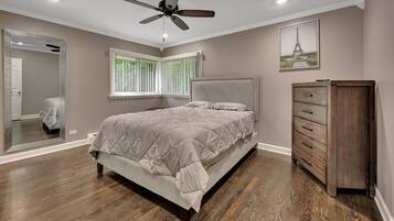 4 habitaciones, escritorio, tabla de planchar con plancha y wifi