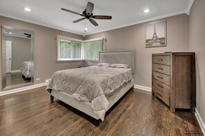 4 Schlafzimmer, Schreibtisch, Bügeleisen/Bügelbrett, WLAN