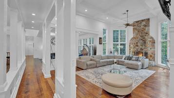 TV connectée, cheminée, baby-foot, table de tennis de table