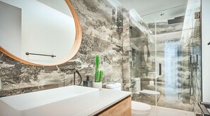 Douche, sèche-cheveux, serviettes fournies, savon
