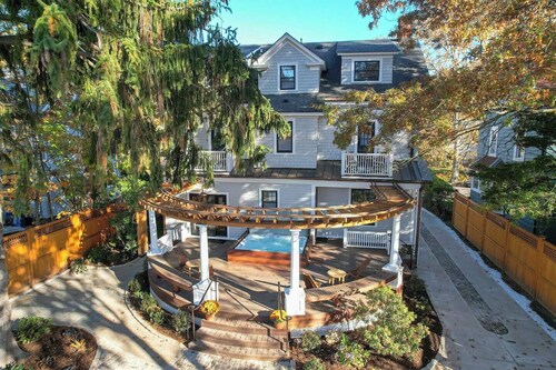 Welcome to Dove Haven — a peaceful and stylish retreat in the heart of Westville. Relax in the private hot tub, enjoy cozy sun-filled spaces, and walk to charming cafés, top restaurants, and beautiful Edgewood Park. Minutes from Yale and downtown.
