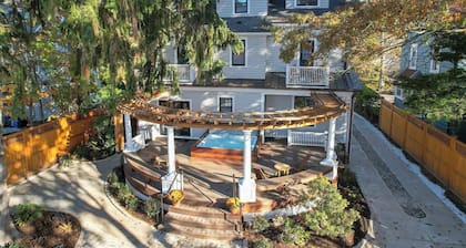 Welcome to Dove Haven — a peaceful and stylish retreat in the heart of Westville. Relax in the private hot tub, enjoy cozy sun-filled spaces, and walk to charming cafés, top restaurants, and beautiful Edgewood Park. Minutes from Yale and downtown.