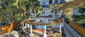 Welcome to Dove Haven — a peaceful and stylish retreat in the heart of Westville. Relax in the private hot tub, enjoy cozy sun-filled spaces, and walk to charming cafés, top restaurants, and beautiful Edgewood Park. Minutes from Yale and downtown.