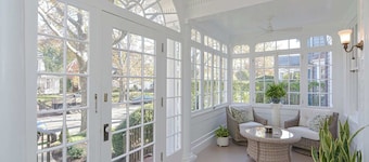 Welcome to Dove Haven — a peaceful and stylish retreat in the heart of Westville. Relax in the private hot tub, enjoy cozy sun-filled spaces, and walk to charming cafés, top restaurants, and beautiful Edgewood Park. Minutes from Yale and downtown.
