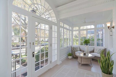 Welcome to Dove Haven — a peaceful and stylish retreat in the heart of Westville. Relax in the private hot tub, enjoy cozy sun-filled spaces, and walk to charming cafés, top restaurants, and beautiful Edgewood Park. Minutes from Yale and downtown.
