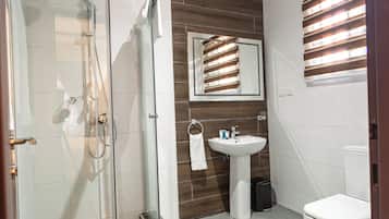 Een douche, een regendouche, gratis toiletartikelen, badjassen