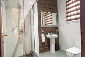 Suihku, sadesuihkupää, ilmaiset hygieniatuotteet, kylpytakit