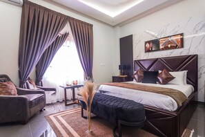 Premium bedding, memory-foam beds, in-room safe, individually decorated - Gyamfuaa Court Apartment (Kumasi)