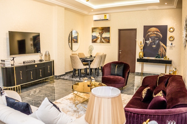 Télévision de 75 pouces avec chaßnes par satellite, écrans d'ordinateur