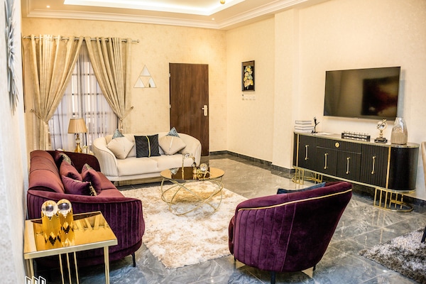 Sengetøy av topp kvalitet, memory foam-senger og safe på rommet