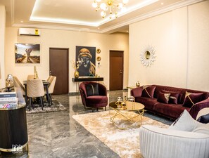 Televisio, tietokoneen näyttö, tulostin