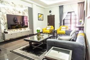 Ylelliset vuodevaatteet, memory foam -patjalliset sängyt