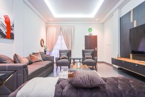 75-inch TV with satellite channels, computer monitors, printers - Gyamfuaa Court Apartment (Kumasi)