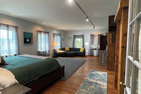 1 soverom, safe på rommet, strykejern/-brett og wi-fi (inkludert)