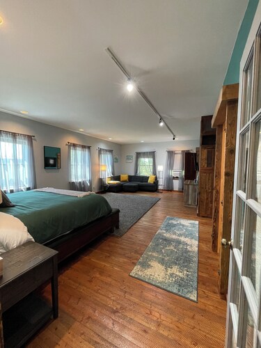 Connoisseur Hideaway