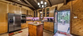 Silver Fox Inn Beautiful 5-bedroom Cabin w/hot tub