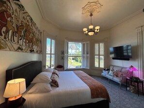 Tempur-Pedic beds, blackout drapes, iron/ironing board, free WiFi - Pinc Lady Mansion (Eureka)