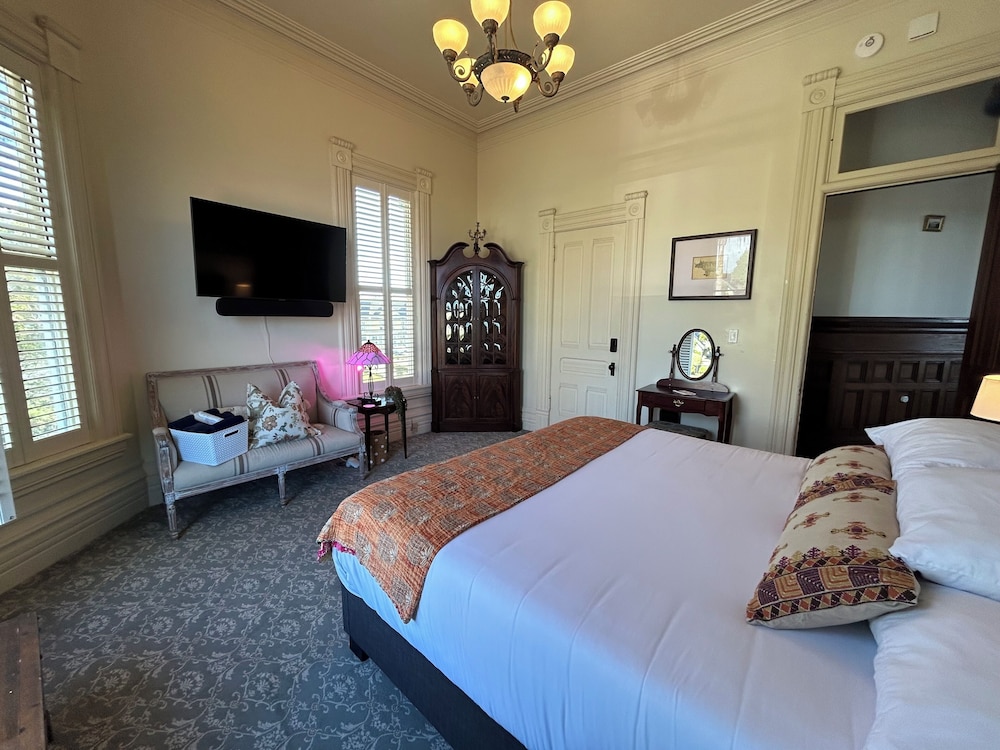 The Pinc Lady Mansion photo 2