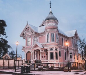 Exterior - Pinc Lady Mansion (Eureka)