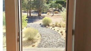 Une porte donnant sur une terrasse d’où l’on peut admirer un paysage montagneux.