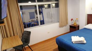 Habitación doble estándar | Ropa de cama de alta calidad, edredón y decoración personalizada