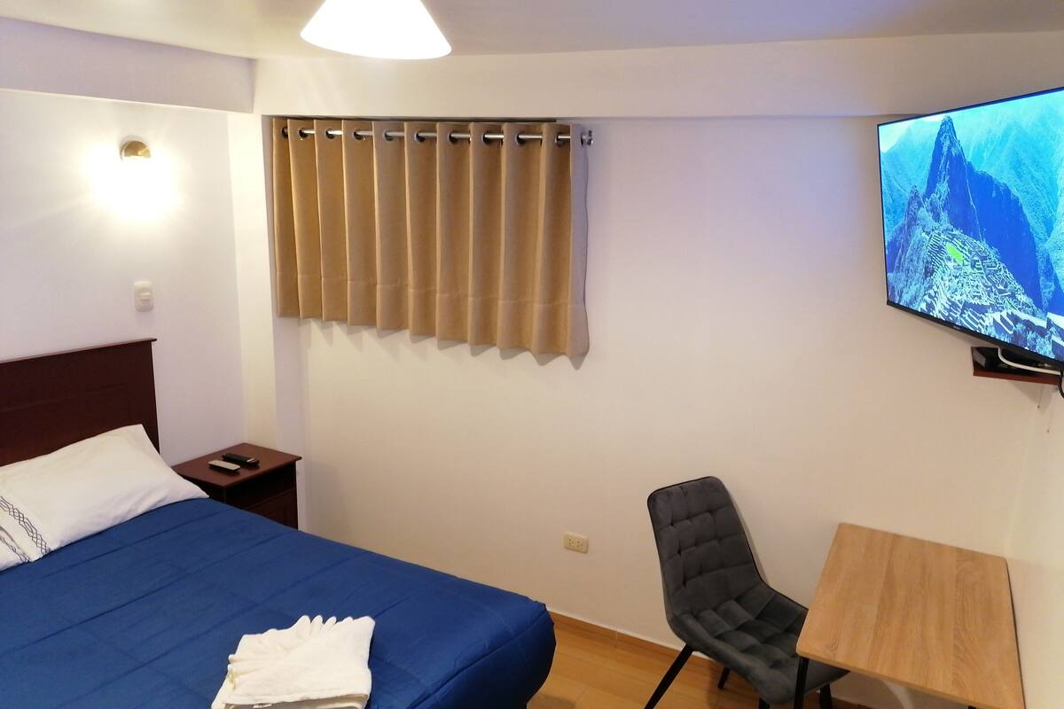 标准双人房 | 高档床上用品、羽绒被、办公桌、笔记本电脑工作区
