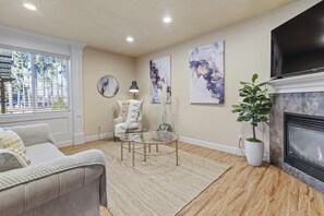 Smart TV, fireplace, books, offices