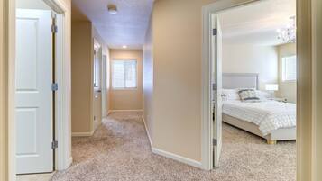 4 多间卧室、办公桌、熨斗/熨衣板、旅行婴儿床