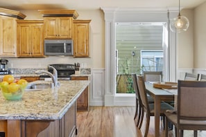 Fridge, microwave, oven, stovetop - KING BED, new comfortable 4 bedroom home in Vancouver (Vancouver)