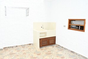 Une salle de bain avec une baignoire sur pieds, un lavabo et une fenêtre.