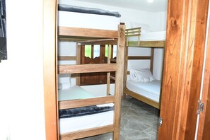 4 bedrooms, desk, free WiFi, bed sheets