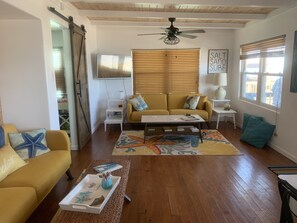 TV - Charming Newly remodeled Clark house on the beach! (Surfside Beach)