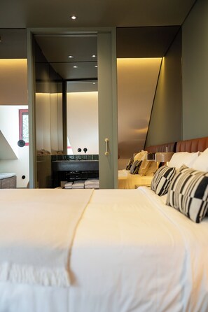 Executive Room | Minibar, desk, laptop workspace, soundproofing - Santo Thyrso Hotel (Santo Tirso)