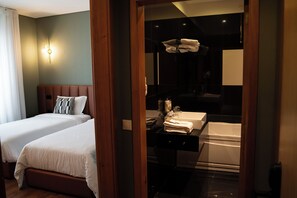 Standard Double or Twin Room | Bathroom | Combined shower/tub, free toiletries, hair dryer, bidet - Santo Thyrso Hotel (Santo Tirso)