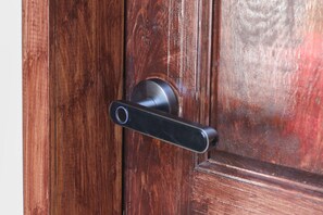 Cubrecamas, decoración personalizada y escritorio