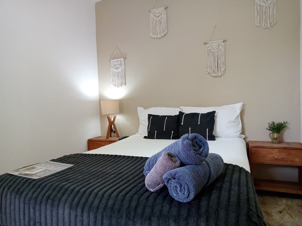 Cubrecamas, decoración personalizada y escritorio 