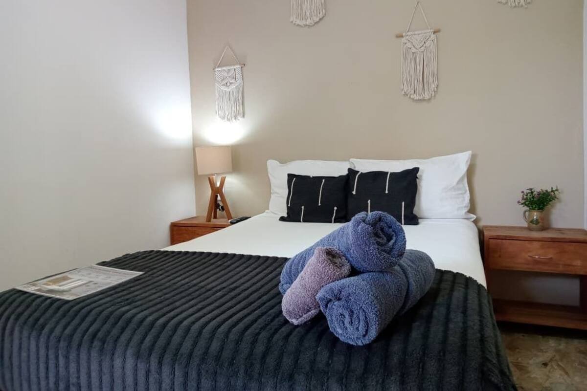 Cubrecamas, decoración personalizada y escritorio