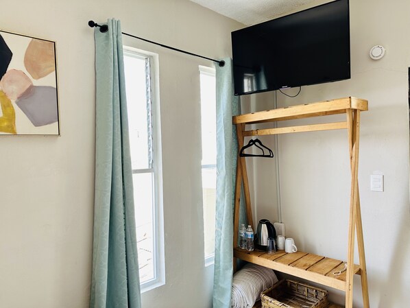 Cubrecamas, decoración personalizada y escritorio