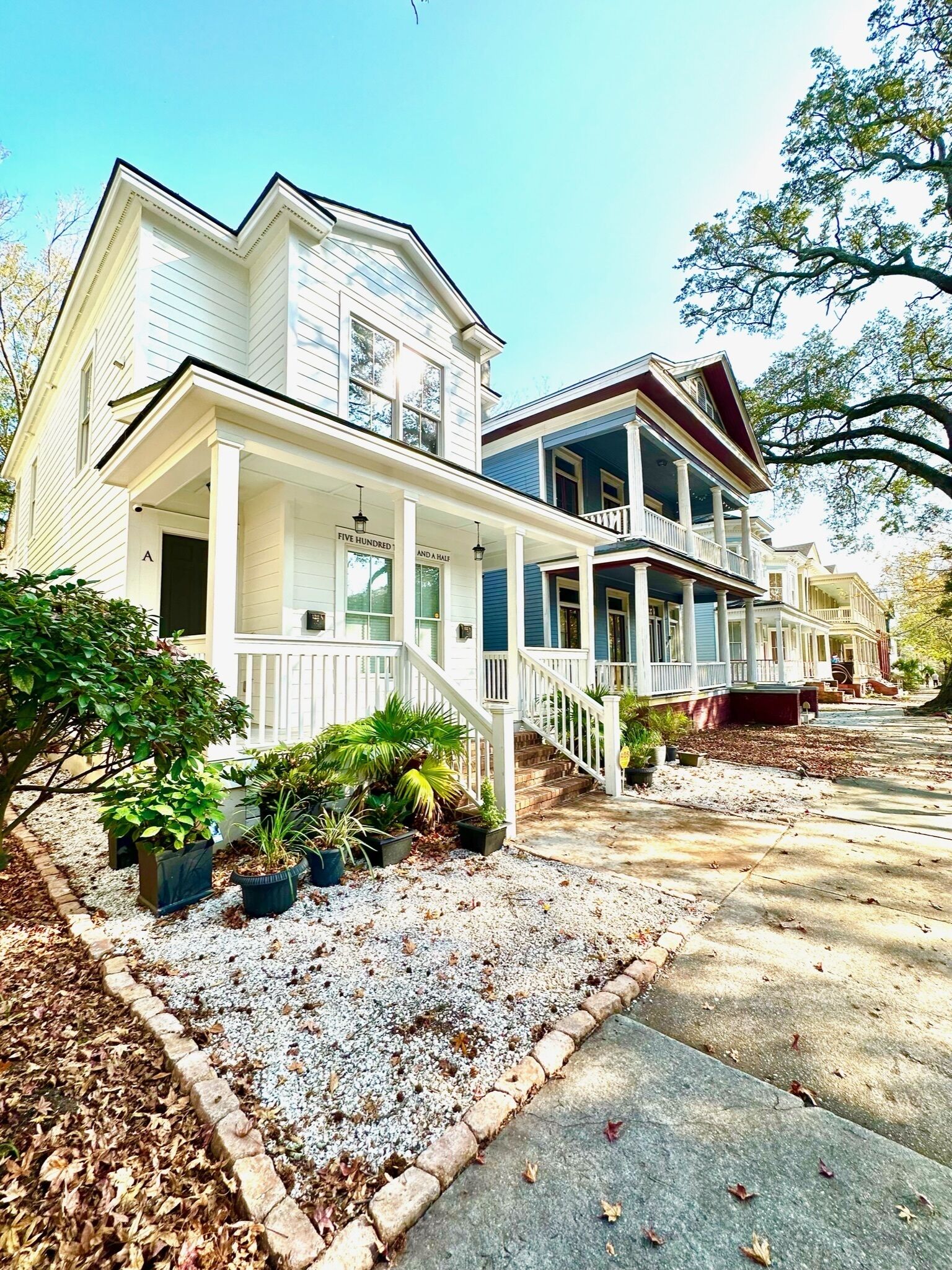 The Peach House: pets, family, yard, parking, walkable to Forsythe and downtown