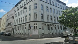 Ein mehrgeschossiges Gebäude mit einem auffälligen 'Widerhofer'-Schild, das auf einen Geschäfts- oder Gewerbebetrieb hinweist.