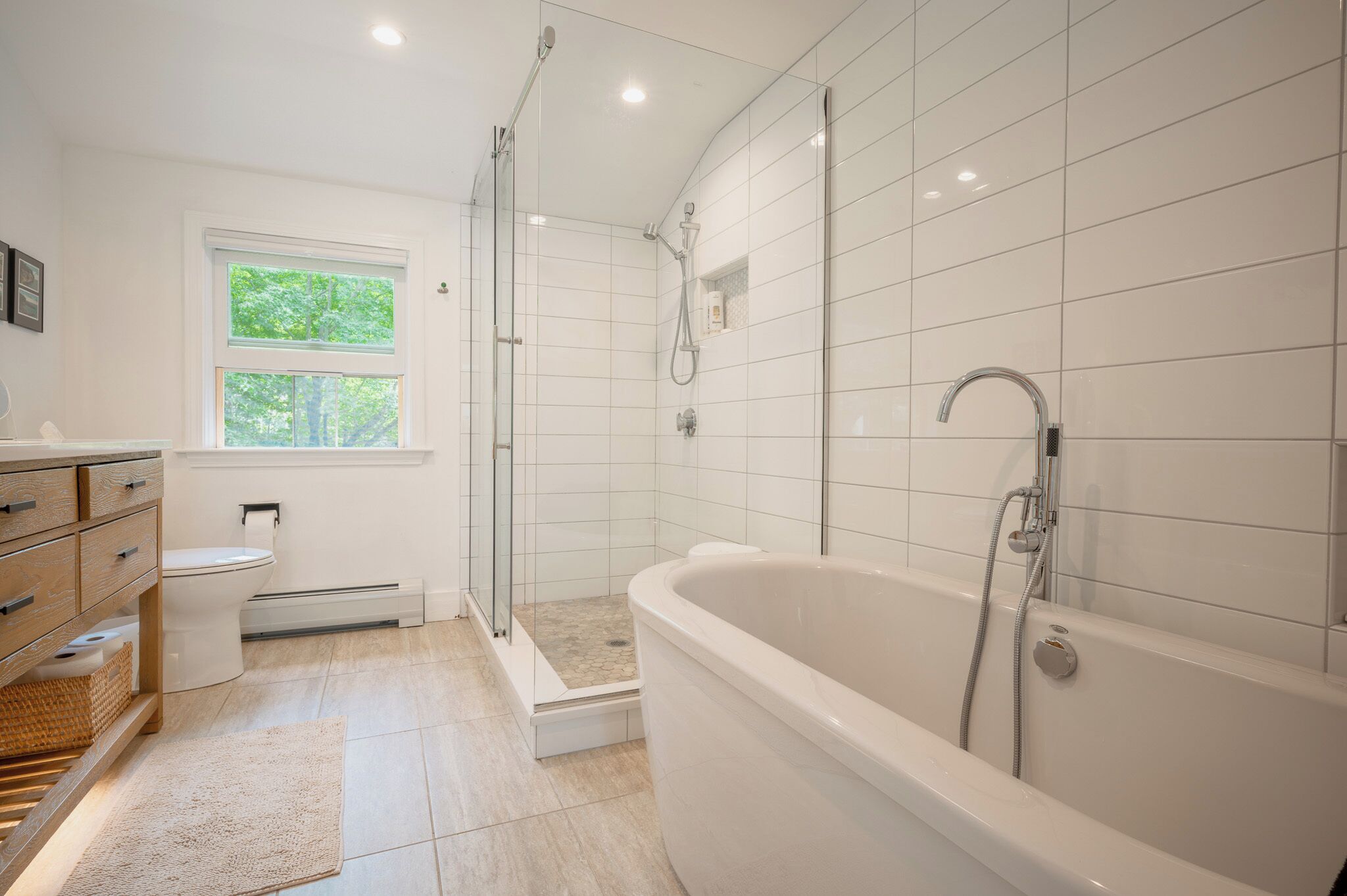 Badewanne, Haartrockner, Handtücher