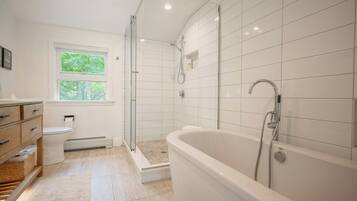 Badewanne, Haartrockner, Handtücher