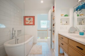 Bathtub, hair dryer, towels - Locke Lake House (Barnstead)