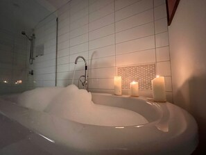 Baignoire, séchoir à cheveux, serviettes fournies