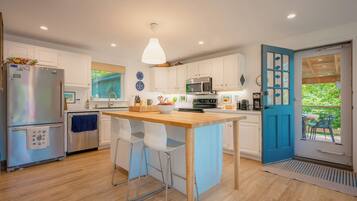 Køleskab, mikrobølgeovn, ovn, kogeplade