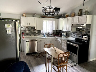 Updated 4 Bedroom cottage at the marina with HOT TUB