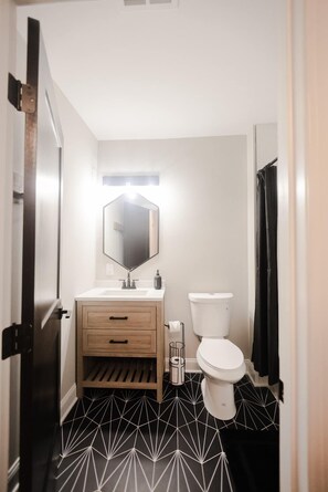 Combined shower/bathtub, hair dryer, towels, soap
