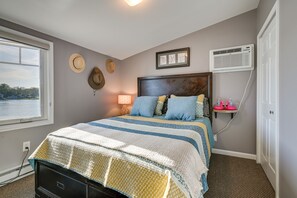 3 bedrooms, desk, iron/ironing board, travel cot - Michigan Island Lake House w/ Pontoon Boat! (Linden)