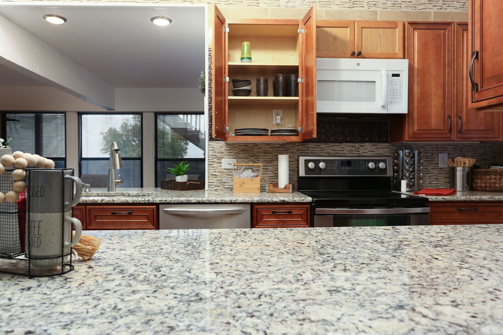 冷蔵庫、電子レンジ、オーブン、コンロ