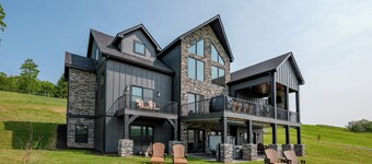 Luxury Dog Friendly Lodge w/ Pool & Hot Tub